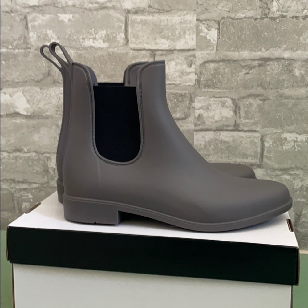 Size 8 Capelli New York grey matte boots